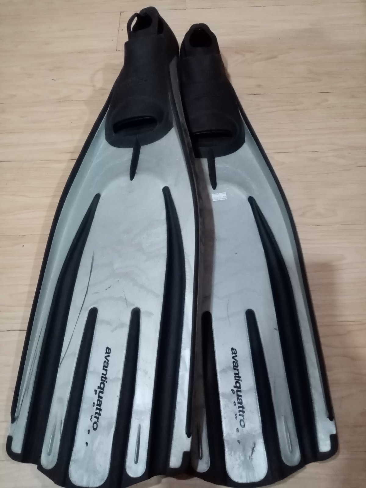 PRE-OWNED MARES AVANTIQUATTRO POWER FINS 44/45