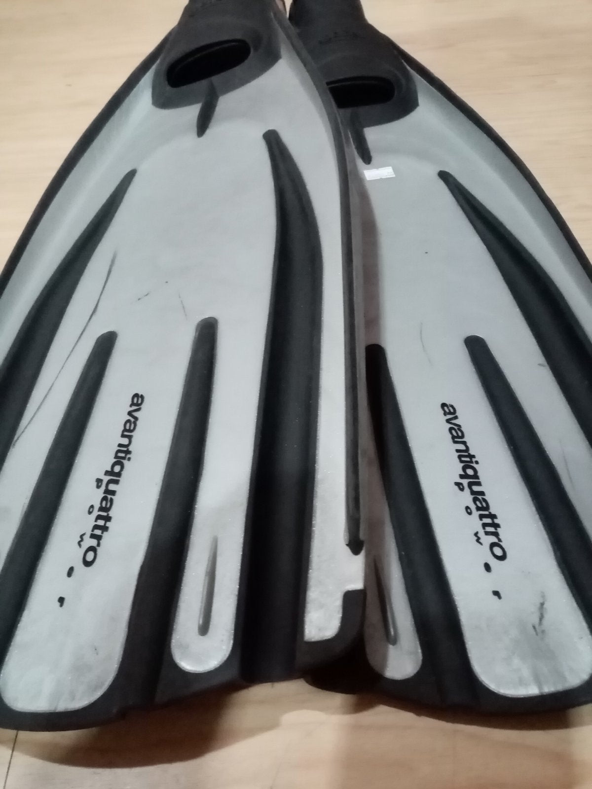 PRE-OWNED MARES AVANTIQUATTRO POWER FINS 44/45